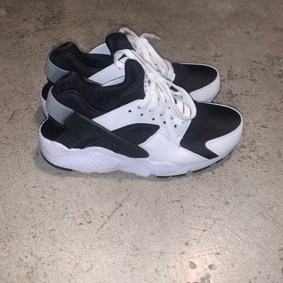 Black an white Nike huarache - Picture 3 of 4